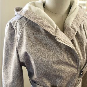 Coat with zipper and hoodie